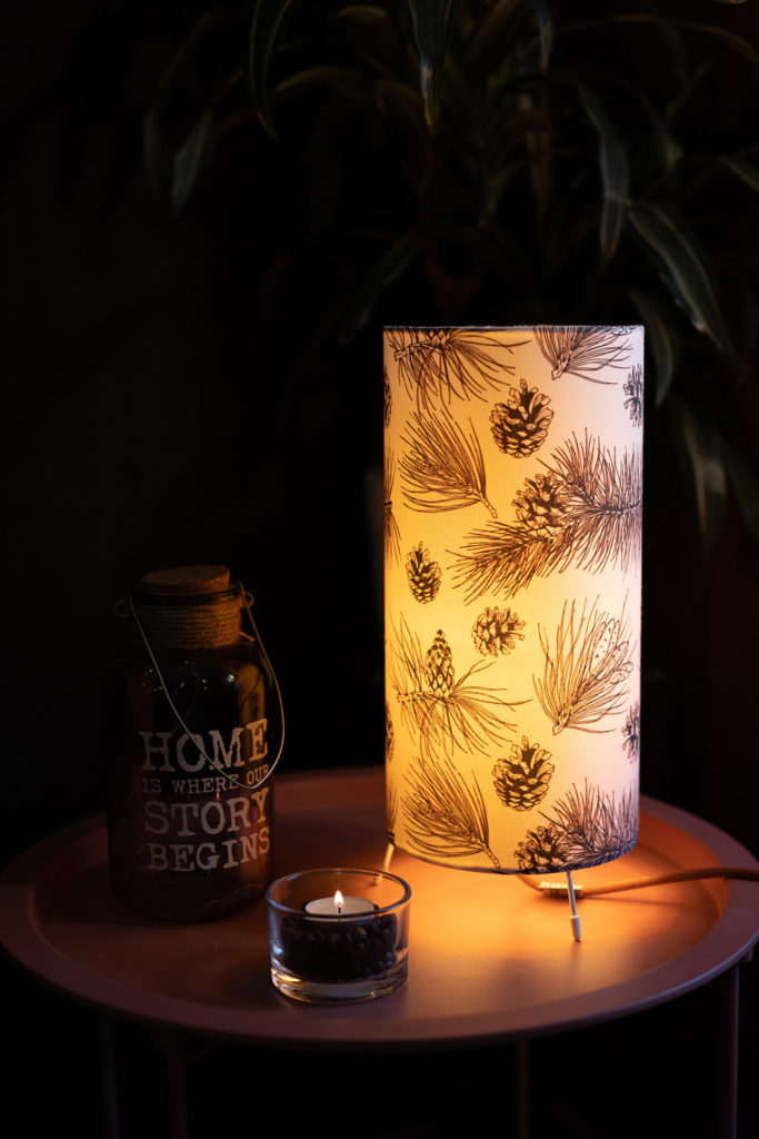 MAlá stolná lampa s borovicovým vzorom