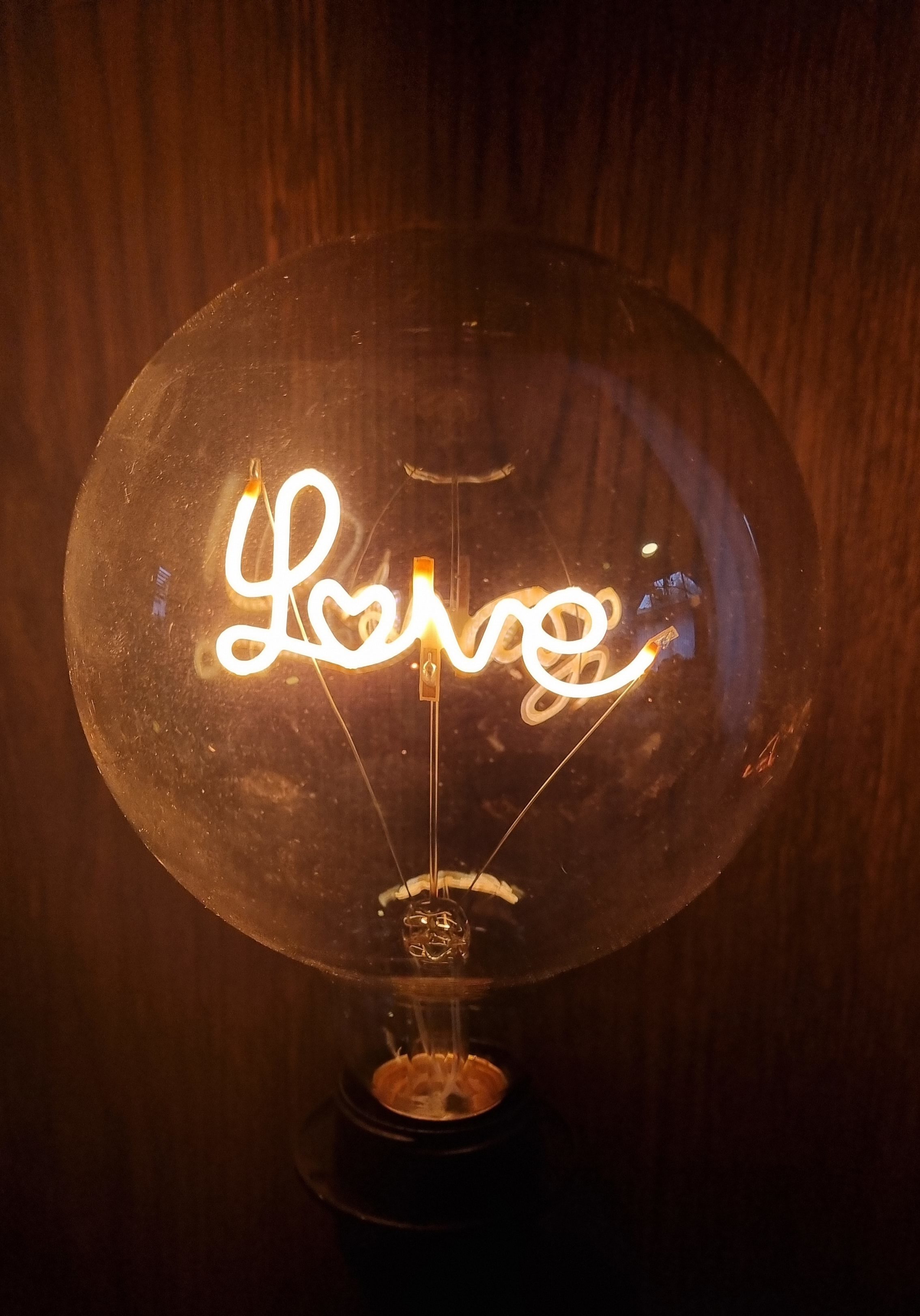 “Love” zlatá LED žiarovka pre stolné lampy