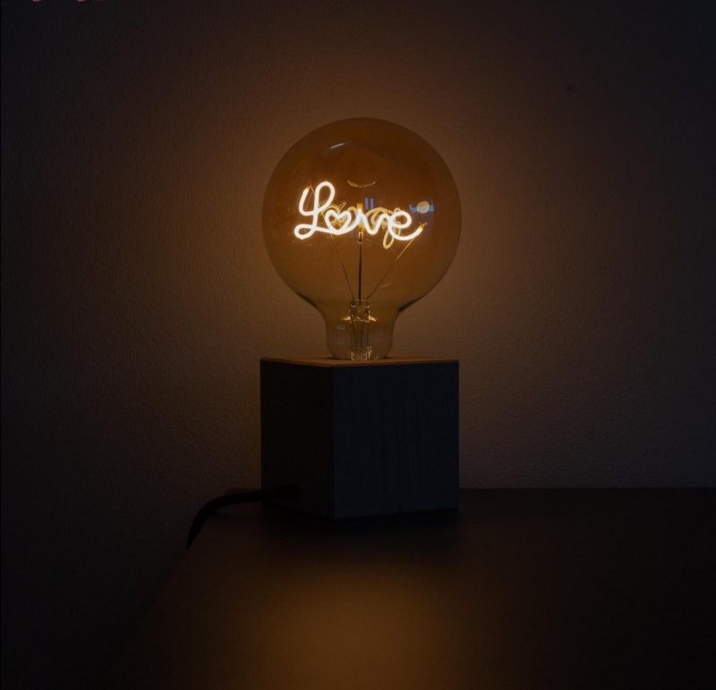 “Love” zlatá LED žiarovka pre stolné lampy